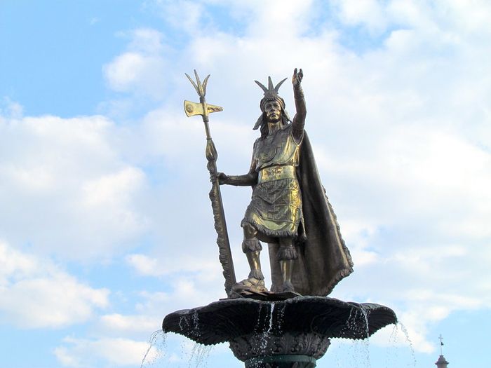 Pachacuti adalah raja Kekaisaran Inca yang menguasai selatan Amerika Selatan, termasuk Cili. Hal ini membuatnya dijuluki 'Napoleon dari Andes'.