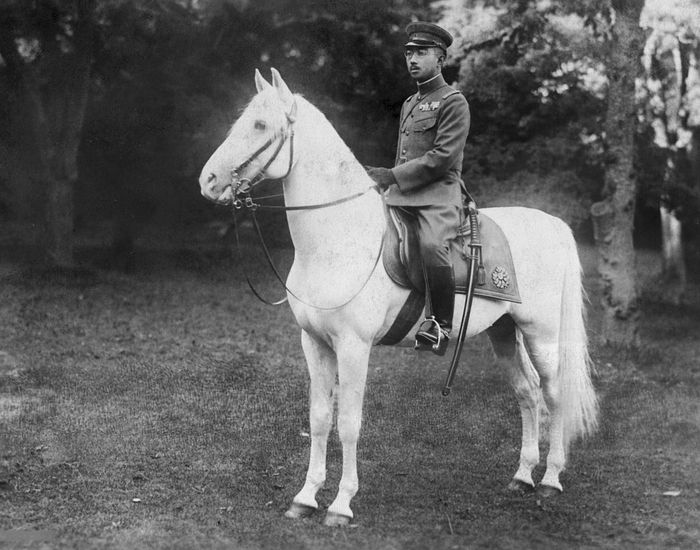 Dalam upaya untuk mendekatkan keluarga kekaisaran dengan rakyat, Hirohito mulai tampil di depan umum. Ia bahkan mengizinkan penerbitan gambar dan cerita tentang kehidupan pribadi dan keluarganya.