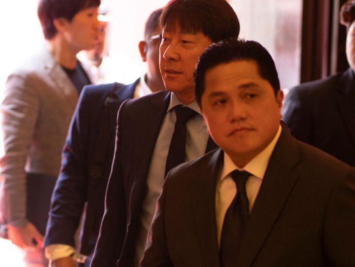 Ketua Umum PSSI, Erick Thohir bersama pelatih timnas Indonesia, Shin Tae-yong saat menghadiri drawing Piala Asia 2023 di Doha, Qatar, Kamis (8/11/2023).