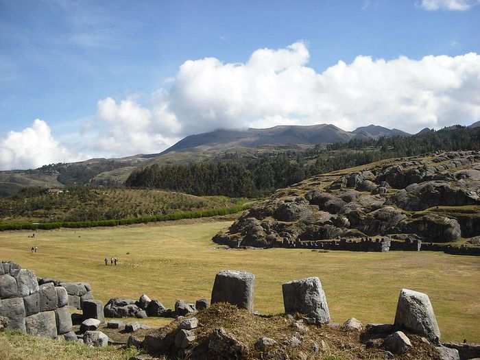 Benteng Sacsayhuaman yang rumit berfungsi sebagai pertahanan militer Kekaisaran Inca di ibukota mereka, Cusco.