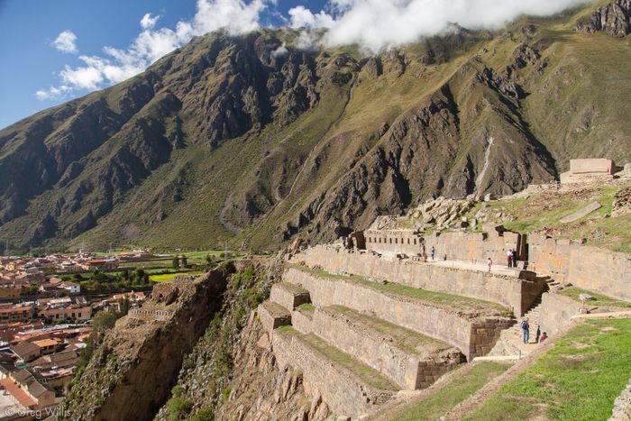 Kota kuno Ollantaytambo sisa dari Kekaisaran Inca yang punya pertahanan tangguh. Tembok-temboknya membuat kota ini bertahan dari serangan musuh, bahkan saat Spanyol menyerang.