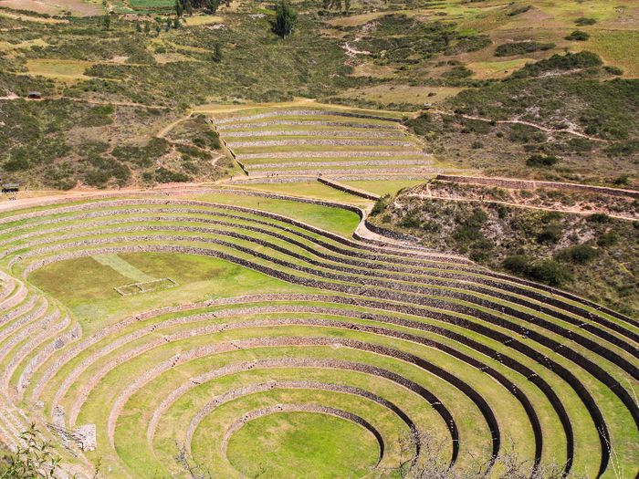 Teras Moray punya bentuk yang presisi. Pada masa Kekaisaran Inca, situs ini menjadi laboratorium alam untuk pertanian.