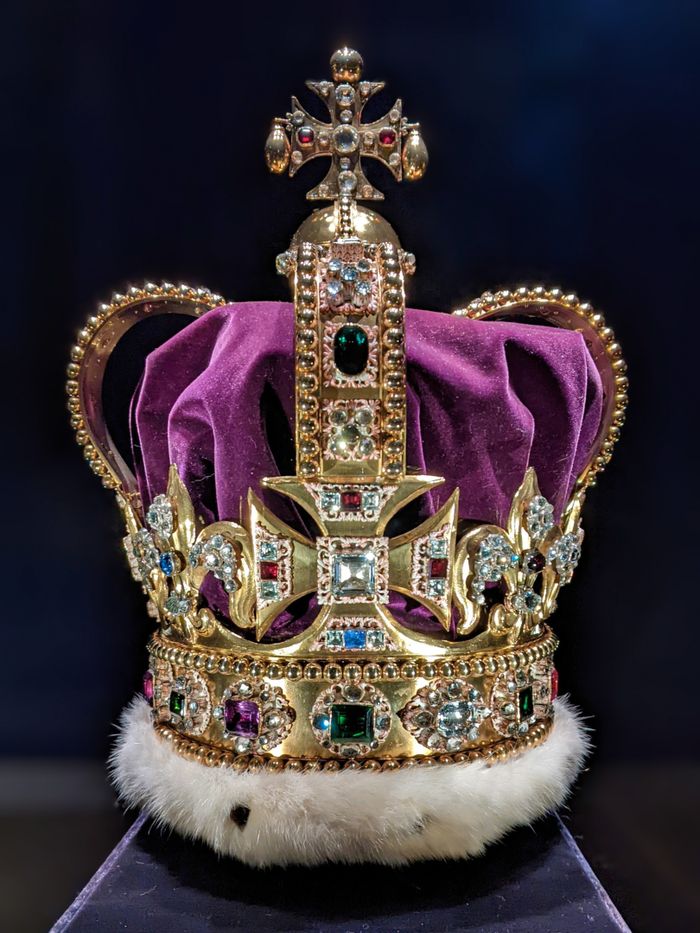 Mahkota St Edward dianggap sangat sakral sehingga hanya meninggalkan Menara London untuk ditempatkan, sebentar, di atas kepala raja pada saat penobatan. Raja Charles III merupakan raja Inggris ke-17 yang mengenakan mahkota bersejarah itu.