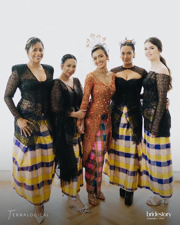 Eva Celia dan para bridesmaid yang tampil kenakan kebaya hitam.