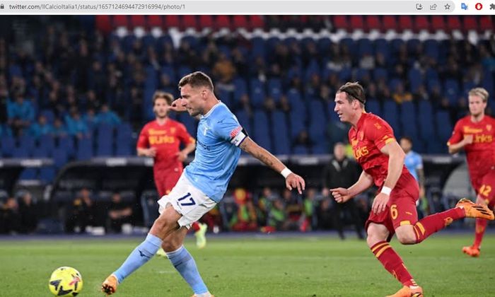 Aksi Ciro Immobile dalam laga Lazio vs Lecce di Stadion Olimpico pada Jumat (12/5/2023) waktu setempat.