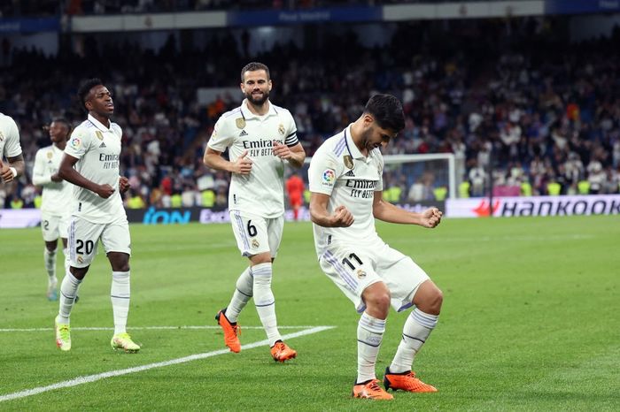 Gelandang Real Madrid asal Spanyol, Marco Asensio (kanan), merayakan gol dalam pertandingan sepak bola Liga Spanyol antara Real Madrid CF dan Getafe CF di Stadion Santiago Bernabeu di Madrid pada 13 Mei 2023.