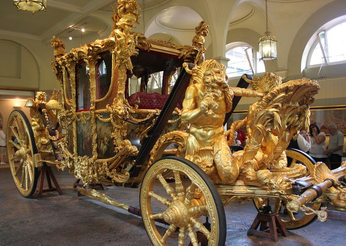Setelah upacara penobatan, Raja Charles III dan Permaisuri Camilla meninggalkan Westminster Abbey. Keduanya kembali melakukan prosesi menuju Istana Buckingham. Prosesi ini menggunakan kereta Golden State yang berwarna emas.
