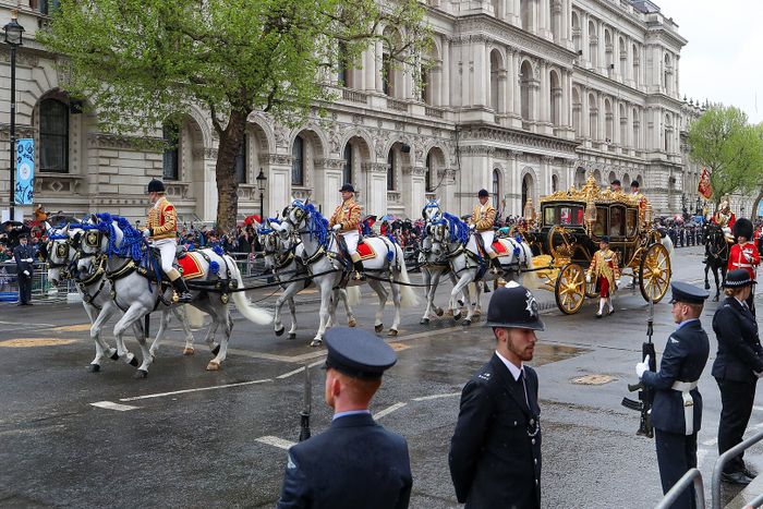 Kereta Diamond Jubilee, yang ditarik oleh enam kuda Windsor Grey. Saat penobatan Raja Charles III, kereta ini digunakan dalam prosesi dari Istana Buckingham menuju Westminster Abbey.
