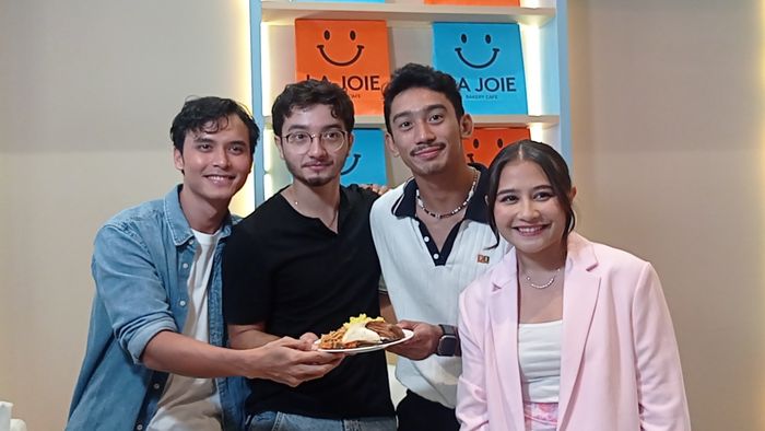 Prilly Latuconsina membuka bisnis barunya yang berupa toko dan kafe roti di kawasan Pondok Indah, Jakarta Selatan, Minggu (14/5/2023).