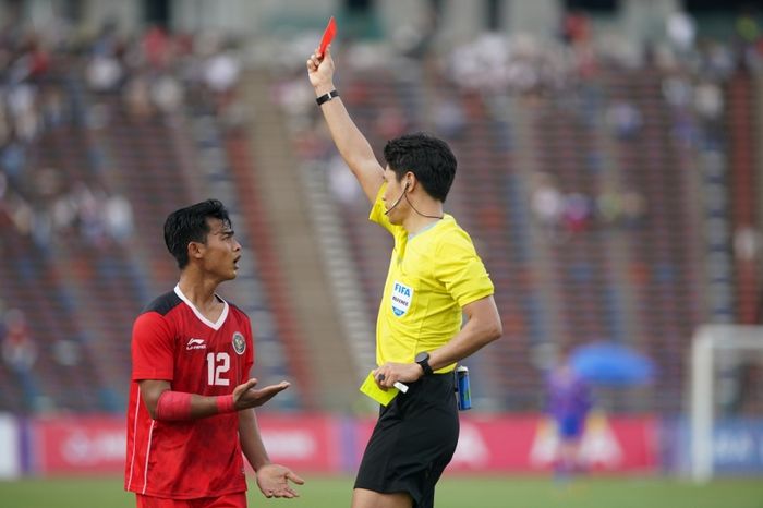 Pratama Arhan  mendapat kartu merah saat Timnas U-22 Indonesia  melawan Vietnam dalam semifinal SEA Games 2023 di Kamboja, 15 Mei 2023.  