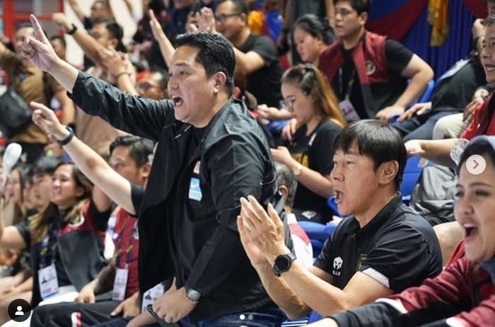 Ketua Umum PSSI sekaligus Fiba Central Board Member, Erick Thohir bersama Pelatih timnas Indonesia, Shin Tae-yong turut hadir menonton pertandingan timnas basket putra Indonesia di SEA Games 2023, di Morodok Techo Elephant Hall 2, Phnom Penh, Minggu (14/5/2023).