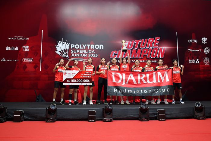 Tim Putra PB Djarum mengangkat Piala Susy Susanti setelah memenangi final kategori Putri U-19 Superliga Junior 2023 di GOR Djarum, Magelang, Jawa Tengah, 14 Mei 2023.