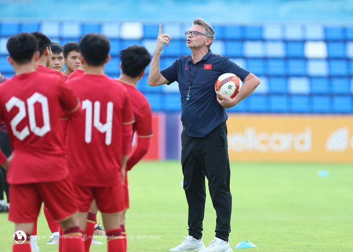 Pelatih timnas U-22 Vietnam, Philippe Troussier, memberikan arahan kepada pemainnya saat latihan di SEA Games 2023.