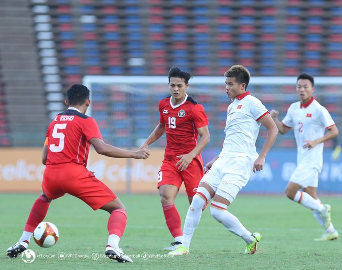 Striker Vietnam, Nguyen Van Tung, mendapat kawalan dari pemain timnas U-22 Indonesia pada semifinal SEA Games 2023.