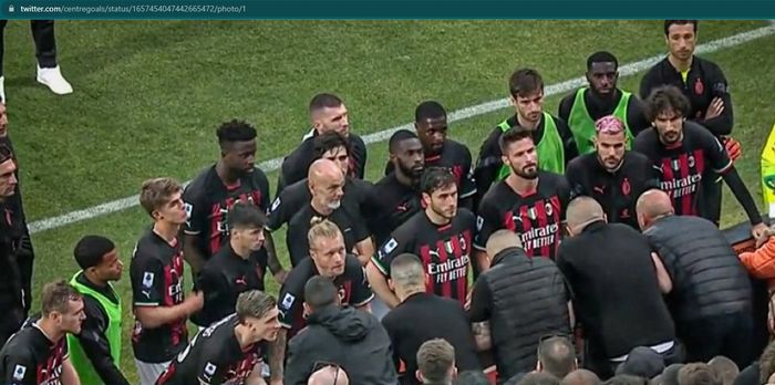 Momen dialog antara skuad AC Milan dan ultras klub selepas laga melawan Spezia, Sabtu (13/5/2023) malam WIB.