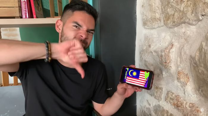 Tangkapan layar dari kanal YouTube pribadi Sandy Walsh yang membuat dia diserang oleh netizen Malaysia dan Thailand.