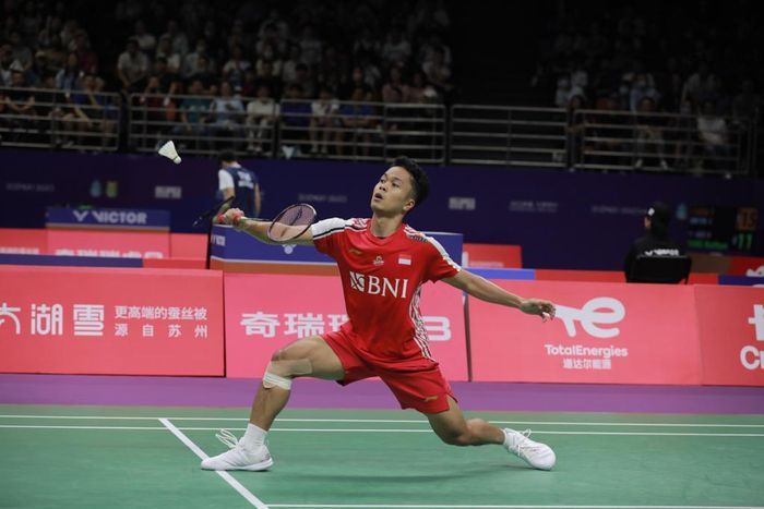 Aksi tunggal putra Indonesia, Anthony Sinisuka Ginting, pada laga perdana fase grup A Sudirman Cup 2023 Indonesia Vs Kanada yang digelar di Suzhou Olympic Sport Centre, China, Senin, 15 Mei 2023