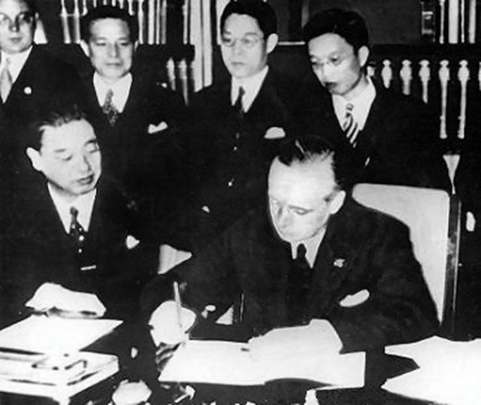 Penandatanganan Pakta Anti Komintern 1936 oleh Duta Besar Jepang Kintomo Musahkoji (kiri) dan Menteri Luar Negeri Jerman Reich Ketiga Joachim von Ribbentrop. Inilah yang menjadi hubungan antara Jepang dan Jerman dalam sejarah Perang Dunia II.
