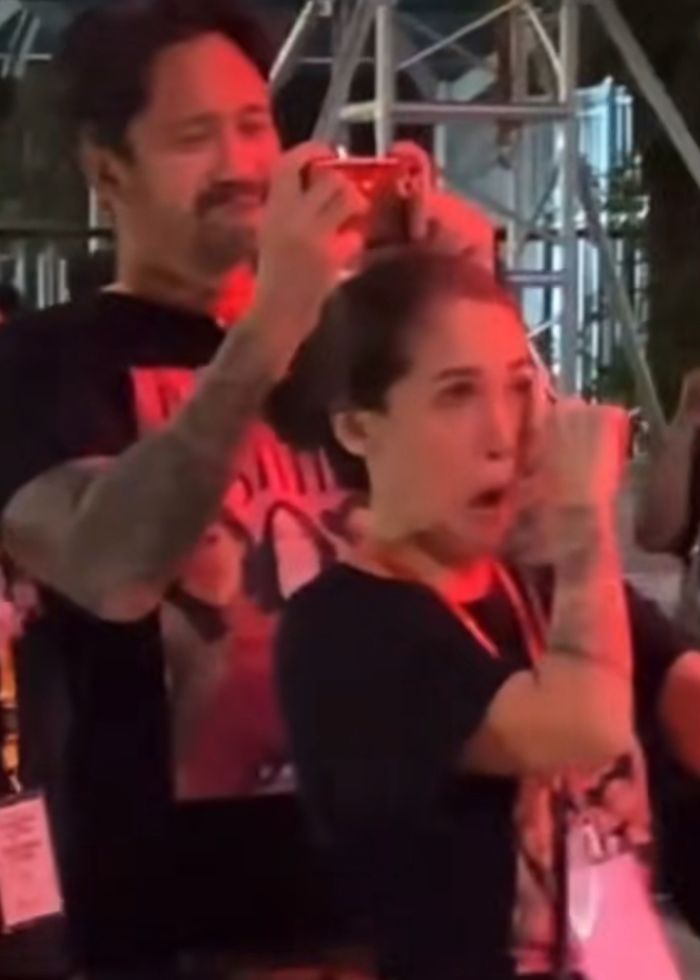 Mieke Amalia tak kuasa meneteskan air mata melihat aksi panggung Jenaka Mahila.