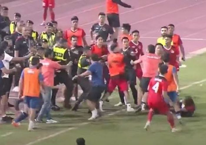 Momen kericuhan saat laga timnas Indonesia lawan Thailand di final SEA Games 2023.