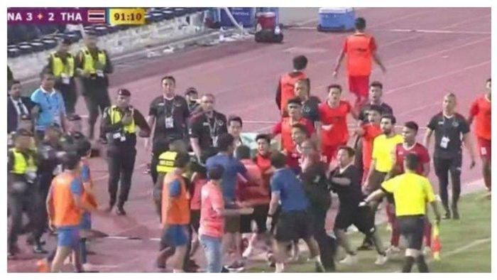 Kericuhan terjadi saat pertandingan final SEA Games 2023 cabor sepak bola antara Timnas U22 Indonesia vs Thailand yang berlangsung di Kamboja, Selasa (16/5/2023). Timnas U22 Indonesia kalahkan Thailand 5-2. 
