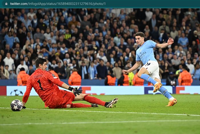 Momen gol keempat Manchester City yang dicetak oleh Julian Alvarez pada menit ke-90+1 yang memastikan The Citizens menang 4-0 atas Real Madrid pada leg kedua semifinal Liga Champions di Etihad Stadium, Rabu (17/5/2023) atau Kamis dini hari WIB.