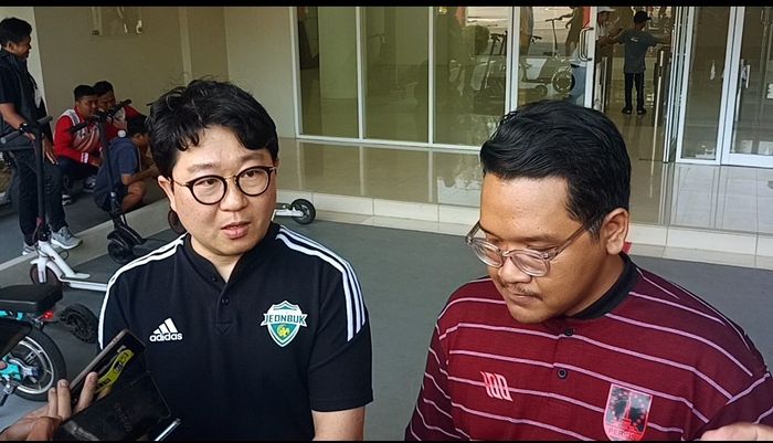 Cho Nam Kon (Kiri) selaku International Marketing Jeonbuk Hyundai Motors mengunjungi Stadion Manahan, Surakarta, Kamis (18/5/2023)