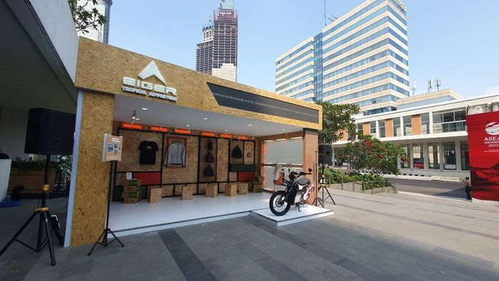 Foto booth Eiger di Sarinah, Jakarta. Mereka memamerkan produk ramah lingkungan mereka, mulai dari motor listrik, tas dan pakaian dari bahan daur ulang, hingga sepatu dan pakaian yang terbuat dari material yang bisa terurai cepat di alam.
