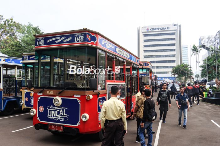 Sejumlah atlet Indonesia di SEA Games 2023 sedang bersiap memasuki bus mini jelang keberangkatan arak-arakan dari Kantor Kemenpora, Senayan, Jakarta, Jumat (19/5/2023) pagi.