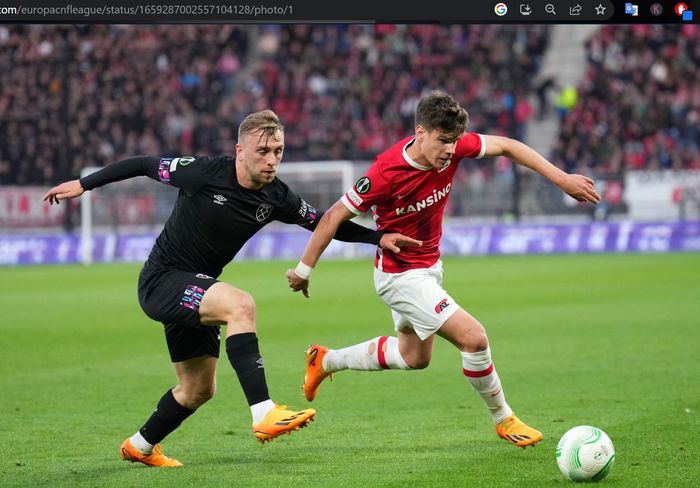 Salah satu momen dalam laga leg 2 babak semifinal UEFA Conference League 2022-2023 antara AZ Alkmaar dan West Ham United.