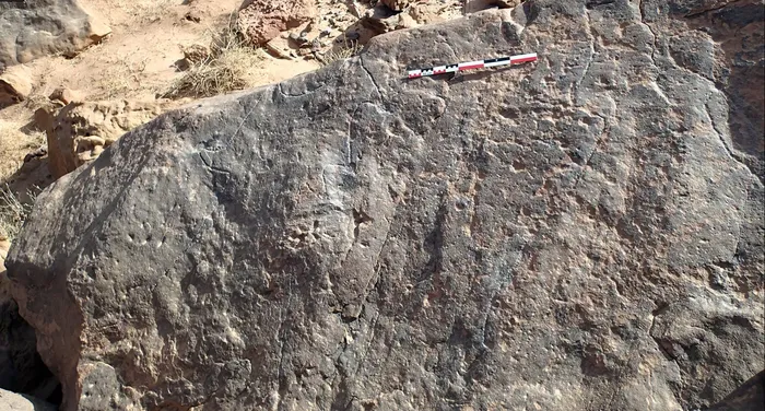 Batu berukir, sebagai bagian megatruktur tertua di dunia yang ditemukan di Semenanjung Arab.