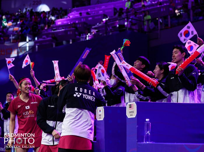 Tim Korea Selatan melakukan selebrasi usai mengalahkan Malaysia 3-1 untuk melangkah ke final Sudirman Cup 2023, Sabtu (20/5/2023)