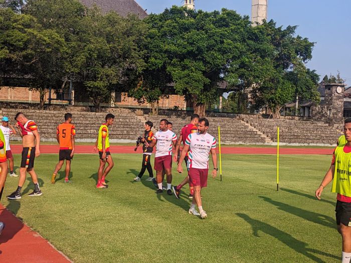 Latihan perdana Persis Solo menyambut musim Liga 1 2023/2024 di Stadion Sriwedari, Surakarta, pada Sabtu (20/5/2023).