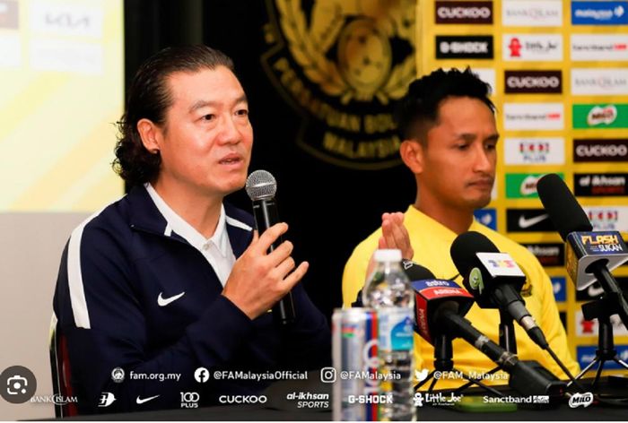 Pelatih Timnas Malaysia Kim Pan-gon memberikan keterangan pers seusai menang 2-0 atas Hongkong dalam uji coba FIFA Matchday, Maret 2023.