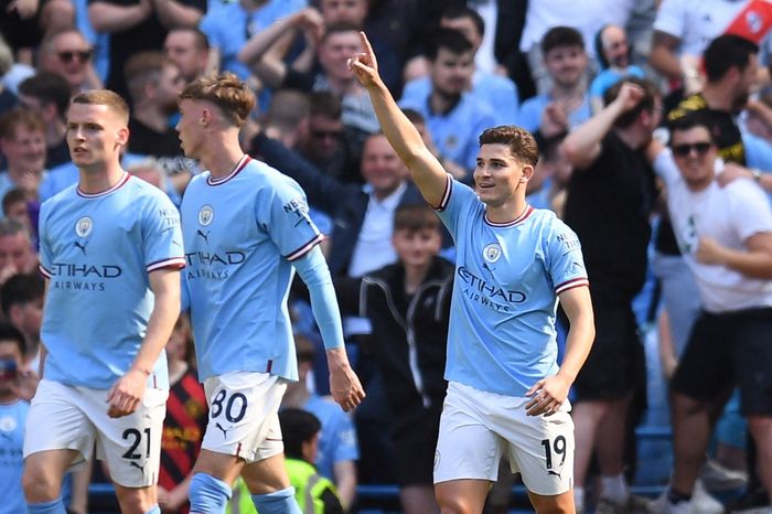 Striker Manchester City, Julian Alvarez, merayakan gol yang ia cetak pada laga melawan Chelsea di Stadion Etihad, Minggu (21/5/2023).