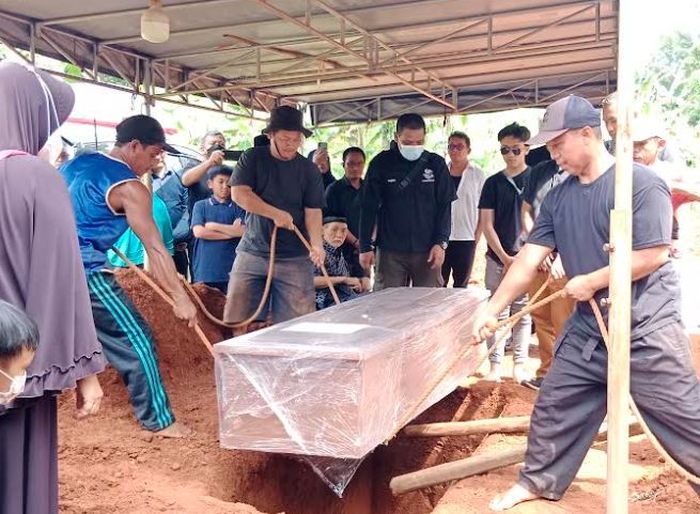 Eeng Saptahadi dimakamkan sesuai dengan standar pemulasaran jenazah Covid-19 di TPU Cipenjo, Kabupaten Bogor.