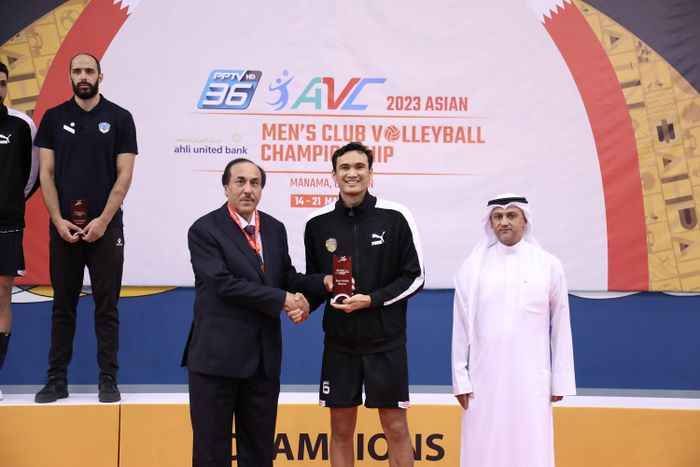 Pebola voli Jakarta Bhayangkara Presisi, Hendra Kurniawan, menerima penghargaan sebagai Middle Blocker Terbaik Asian Men's Club Volleyball Championship 2023.