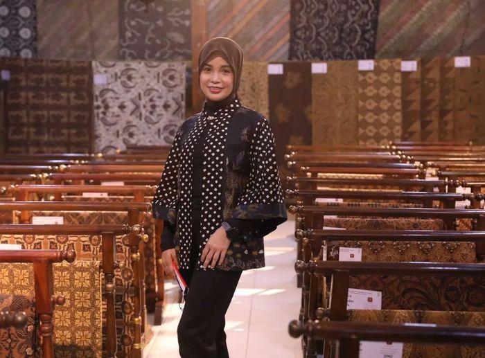 Istri Ganjar Pranowo yaitu Siti Atikoh yang tampil modis kenakan batik modern.