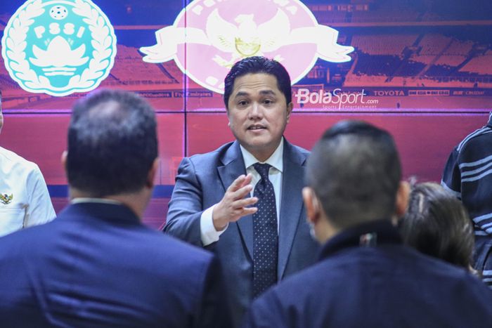 Ketua Umum PSSI, Erick Thohir, sedang berkomunikasi setelah sesi jumpa pers di Stadion Utama Gelora Bung Karno, Senayan, Jakarta, Rabu (24/5/2023) siang.