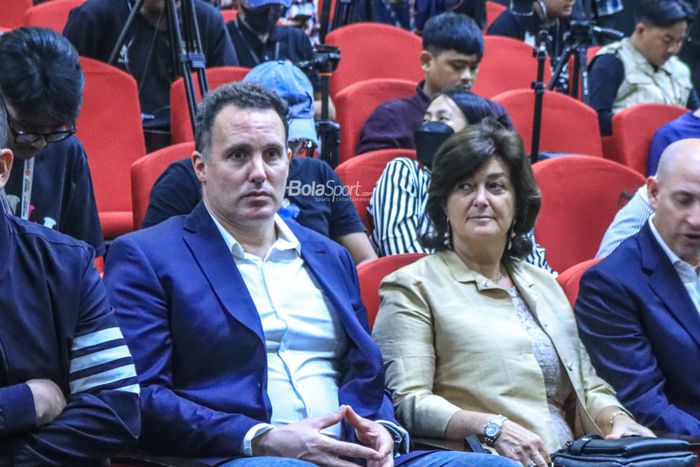 Perwakilan federasi sepak bola Argentina (AFA) yang dihadiri Daniel Cabrera (kiri) selaku Team Manager of Argentina dan Maria Cristina Russo (kanan) tampak hadir di Stadion Utama Gelora Bung Karno, Senayan, Jakarta, Rabu (24/5/2023) siang.