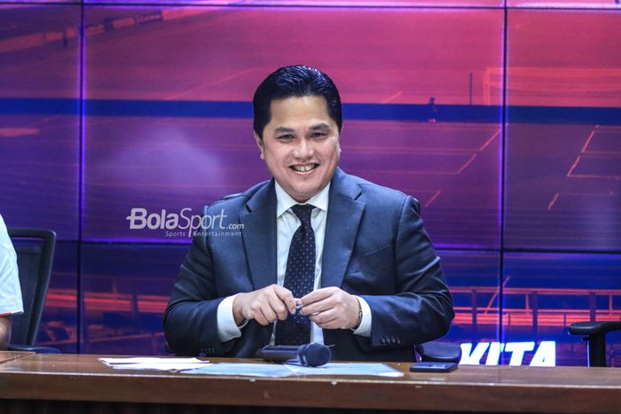 Ketua Umum PSSI, Erick Thohir, memberikan senyuman saat memberikan keterangan jumpa pers di Stadion Utama Gelora Bung Karno, Senayan, Jakarta, Rabu (24/5/2023) siang.