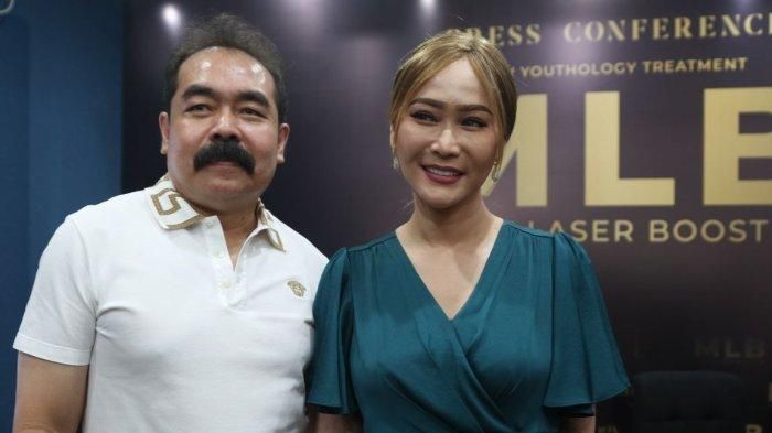 Adam Suseno dan Inul Daratista usai melakukan perawatan wajah di kawasan Pondok Indah Jakarta Selatan, Selasa (23/5/2023). 