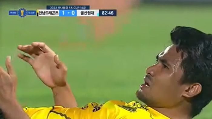 Asnawi Mangkualam menjalani laga ke-8 musim ini bersama Jeonnam Dragons saat menjami tim K-League 1, Ulsan Hyundai di Stadion Gwangyang pada babak 16 besar Piala FA Korea, Rabu (24/5/2023).