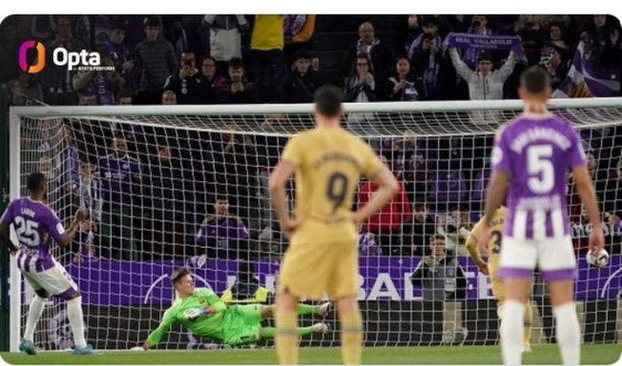 Pemain Real Valladolid, Cyle Larin (25), mencetak gol ke gawang Barcelona dalam laga pekan ke-36 Liga Spanyol 2022-2023, Rabu (24/5/2023).