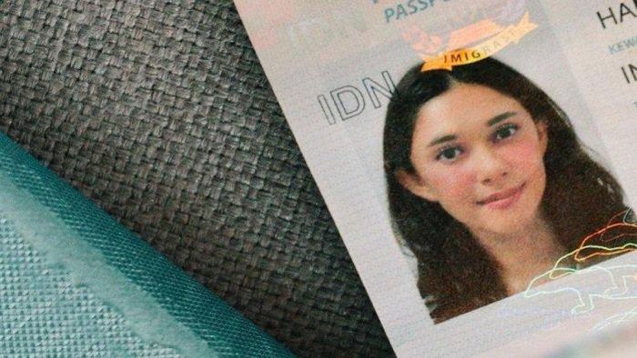 Foto paspor Nana Mirdad yang bikin heboh, dipuji awet muda.
