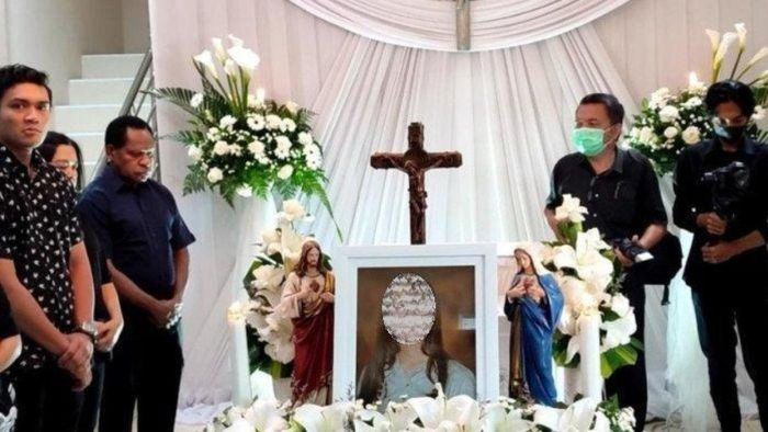 Proses pemberkatan di rumah Nikolaus di Kecamatan Pedurungan, Kota Semarang. Mayat kemudian dibawa ke di pemakaman Katolik Desa Jatiharjo, Purwodadi, Grobogan, Sabtu (20/5/2023).