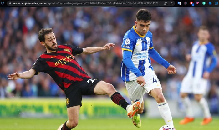 Bernardo Silva berebut bola dengan Facundo Buonanotte dalam laga Brighton and Hove Albion vs Manchester City di Amex Stadium, Rabu (24/5/2023).