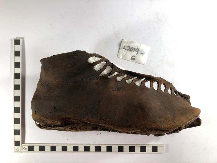 Kondisi lingkungan di situs Vindolanda yang mengawetkan tablet kayu juga menjaga benda-benda lain, seperti sepatu kulit ini, tetap utuh selama berabad-abad.