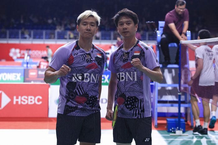 Ganda putra Indonesia, Marcus Fernaldi Gideon/Kevin Sanjaya Sukamuljo berpose usai memenangkan babak pertama Malaysia Masters 2023, Rabu (24/5/2023)