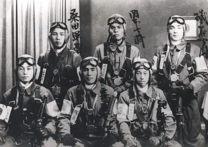 Sekelompok pilot kamikaze berpose untuk berfoto sebelum melakukan misi bunuh diri.